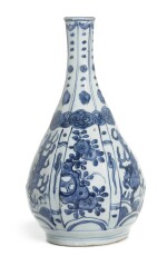 A BLUE AND WHITE 'KRAAK' PORCELAIN VASE | MING DYNASTY, WANLI PERIOD