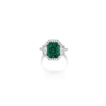 A FINE EMERALD AND DIAMOND RING  4.81卡拉 天然 「哥倫比亞」祖母綠 配 鑽石 戒指