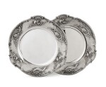 A PAIR OF LARGE ROUND SILVER HUNTING DISHES, JOSEPH CHAUMET, PARIS, CIRCA 1918 | PAIRE DE GRANDS PLATS DE CHASSE RONDS EN ARGENT PAR JOSEPH CHAUMET, PARIS, VERS 1918