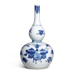 A blue and white 'hundred antiques' double-gourd vase, Qing dynasty, Kangxi period | 清康熙 青花博古圖葫蘆瓶