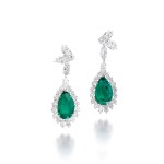 Superb pair of emerald and diamond pendent ear clips | 海瑞溫斯頓 | 祖母綠配鑽石耳墜一對