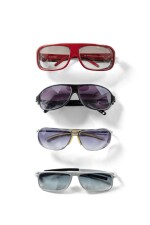 Lot comprising four sunglasses, three from Dior and one from Karl Lagerfeld | Lot comprenant quatre paires de lunettes de soleil, trois de la maison Dior et une de la maison Karl Lagerfeld
