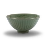 Bol 'Lotus' en grès céladon Longquan  Dynastie Ming | 明 龍泉窰青釉外菊瓣内刻纏枝花卉紋盌 | A large Longquan celadon 'Lotus' bowl, Ming Dynasty