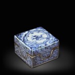 A small blue and white square seal paste box and cover, Late Ming dynasty | 明末 青花開光高士圖印泥盒 《成化年製》仿款