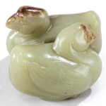PETIT GROUPE EN JADE JAUNE ET ROUILLE DYNASTIE MING OU POSTÉRIEURE | 明或以後 黃玉鴛鴦把件 | A small yellow and russet jade caving of two ducks, Ming Dynasty or later