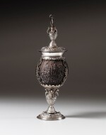 A Dutch coconut cup with silver mounts, Amsterdam, 1564, maker's mark a compass | Coupe noix de coco couverte montée en argent, Amsterdam, 1564, poinçon d'orfèvre un compas