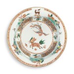 A RARE CHINESE EXPORT FAMILLE-VERTE ARMORIAL PLATE  QING DYNASTY, KANGXI PERIOD, CIRCA 1715 | 清康熙 約1715年 五彩瑞獸圖徽章紋盤 
