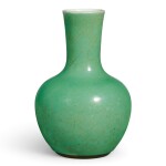 AN APPLE-GREEN CRACKLED GLAZED BOTTLE QING DYNASTY, 18TH CENTURY | 清十八世紀 蘋果綠釉瓶