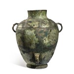 A rare inscribed archaic bronze ritual wine vessel (Lei), Late Shang dynasty | 商末 尺罍