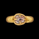 A gold and cabochon crystal ring Khmer, 8th - 11th century | 八至十一世紀 高棉 水晶戒指