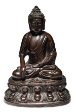 STATUETTE DE BOUDDHA SHAKYAMUNI EN BRONZE DYNASTIE MING, XVIE SIÈCLE  | 明十六世紀 銅釋迦牟尼佛坐像 | A seated bronze figure of Shakyamuni buddha, Ming dynasty, 16th century