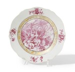 A famille rose 'Hommage to the city of Batavia' plate, Chine, Qing dynasty, circa 1740-50  | Très rare assiette de la famille rose Chine, dynastie Qing, époque Qianlong, vers 1740-50