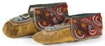 A PAIR OF NORTHEASTERN BEADED HIDE AND FELT MOCCASINS