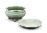A Longquan celadon dish and tripod incense burner Ming dynasty | 明 龍泉窰青釉鼎式爐及盤一組兩件