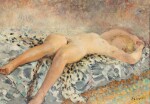 Femme allongée sur une peau de léopard