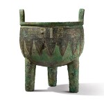 AN ARCHAIC BRONZE RITUAL FOOD VESSEL (DING),  LATE SHANG DYNASTY