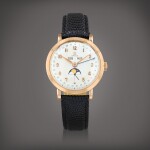Cosmic, reference OT 2485 Montre bracelet en or jaune avec triple date et phases de lune | Yellow gold wristwatch with triple date and moon phases Vers 1950 | Circa 1950