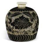 A superb black-glazed 'Cizhou' sgraffiato 'peony' 'tulu' vase, Northern Song / Jin dynasty | 北宋 / 金 磁州窰黑釉劃牡丹紋小口瓶