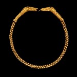 A gold 'snake' necklace with stone-set eyes Possibly Flores or Sumba, Indonesian archipelago, 19th century | 十九世紀 印尼群島 或弗洛勒斯或松巴 蛇首金鍊