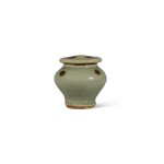 A small Longquan celadon-glazed 'tobi seiji' jar and cover Yuan dynasty | 元 龍泉青釉褐斑「飛青」小蓋罐