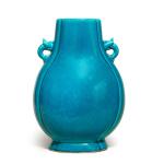 A lobed turquoise-glazed hu-form vase, 19th / 20th century | 十九 / 二十世紀 孔雀綠釉雙耳壺