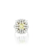 Bague diamant Fancy Intense Yellow et diamants | Fancy Intense Yellow diamond and diamond ring