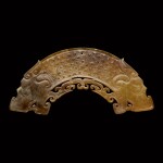 A yellow jade 'dragon' pendant, heng Warring States Period | 戰國 黃玉穀紋雙龍首珩      