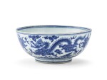 Bol en porcelaine bleu blanc Dynastie Ming, époque Jiajing-Wanli | 明嘉靖至萬曆 青花雲龍趕珠盌 | A blue and white 'dragon' bowl, Ming Dynasty, Jiajing-Wanli period