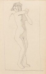 Femme nue debout de trois quarts vers la droite, mains réunies au niveau de l'épaule gauche