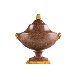 A Louis XVI style scagliola urn, late 19th century | Urne en scagliole de style Louis XVI, fin du XIXe siècle