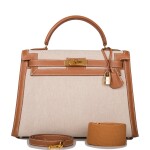 HERMÈS | GOLD AND ECRU SELLIER KELLY 35CM IN COURCHEVEL LEATHER AND TOILE WITH GOLD HARDWARE