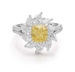FANCY INTENSE YELLOW DIAMOND AND DIAMOND RING | 1.74卡拉 古墊形 濃彩黃色 VS1淨度 鑽石 配 鑽石 戒指
