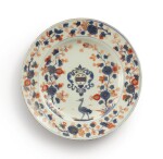 A CHINESE EXPORT ARMORIAL PLATE, QING DYNASTY, KANGXI PERIOD, CIRCA 1705