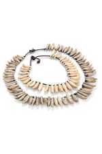 Deux colliers en dents de cachalots, Îles Marquises | Two cachalot teeth necklaces, Marquesas Islands