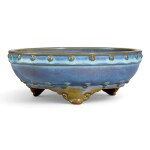 AN EXCEPTIONAL AND LARGE JUNYAO LAVENDER-GLAZED NARCISSUS BOWL EARLY MING DYNASTY | 明初 鈞窰天藍釉鼓釘三足水仙盆 底刻「二」字