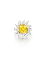 FANCY VIVID YELLOW DIAMOND AND DIAMOND RING	| 5.01卡拉 艷彩黃色 鑽石 配 鑽石 戒指