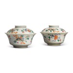 A PAIR OF FAMILLE-ROSE 'EIGHT BUDDHIST EMBLEMS' BOWLS AND COVERS, LATE QING DYNASTY