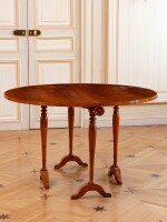 A walnut folding table, late 18th century | Table pliante en noyer de la fin du XVIIIe siècle