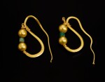 A PAIR OF ROMAN GOLD AND GLASS EARRINGS, CIRCA 2ND/4TH CENTURY A.D.