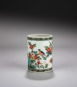 A famille-verte ‘flowers and birds’ brushpot, Qing dynasty, Kangxi period | 清康熙 五彩花鳥紋筆筒