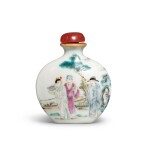 A famille-rose 'figural' snuff bottle, Qing dynasty, 19th century | 清十九世紀 粉彩攜琴訪友圖鼻煙壺