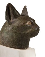 An Egyptian bronze head of a cat, 26th/30th dynasty, 664-342 B.C. | Tête de chat en bronze, art égyptien, XXVIe / XXXe dynastie, 664-342 avant J.-C.
