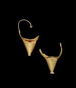 A PAIR OF EGYPTIAN GOLD EARRINGS, ROMAN PERIOD, CIRCA 1ST/2ND CENTURY A.D.