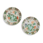 A PAIR OF CHINESE FAMILLE-VERTE 'MAGPIES AND PEONIES' LARGE DISHES QING DYNASTY, KANGXI PERIOD | 清康熙 五彩花鳥庭院圖大盤兩件 