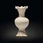 A 'Cizhou' cream-glazed foliate-rim vase, Northern Song / Jin dynasty |  北宋 / 金 磁州窰白釉花口瓶