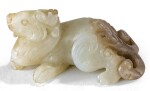 STATUETTE D'ANIMAL FABULEUX EN JADE CÉLADON XVIIE-XVIIIE SIÈCE | 十七至十八世紀 青白玉瑞獸把件 | A celadon jade carving of a mythical beast, 17th/18th century