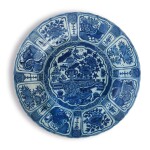 A LARGE BLUE AND WHITE BARBED-RIM 'FLORAL' KRAAK DISH, LATE MING DYNASTY