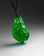 ‘Fortunate Longevity' An Extraordinary 'Imperial Green' Carved Jadeite Pendant |「翠玉福壽雙全珮」缅甸天然「帝王綠」色翡翠「佛手」掛墜