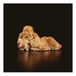 A BEIGE SOAPSTONE FIGURE OF A RECLINING LUOHAN, 17TH / 18TH CENTURY