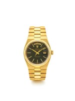ROLEX | REF 19018 OYSTERQUARTZ DAY-DATE, A YELLOW GOLD CENTER SECONDS WRISTWATCH WITH DATE AND BRACELET CIRCA 1982